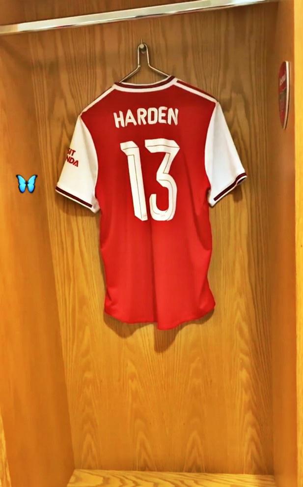 反败为胜引发热议!,詹姆斯在阿森纳比赛中表现优异赛场气氛高涨 反败为胜引发热议!,詹姆斯在阿森纳比赛中表现优异赛场气氛高涨