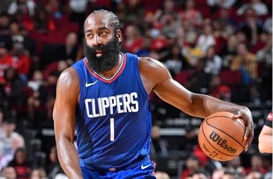 哈登赛点兑现，广厦男篮淘汰俄克拉荷马城雷霆晋级四强，主帅激动落泪(克拉克森打爆中国男篮)